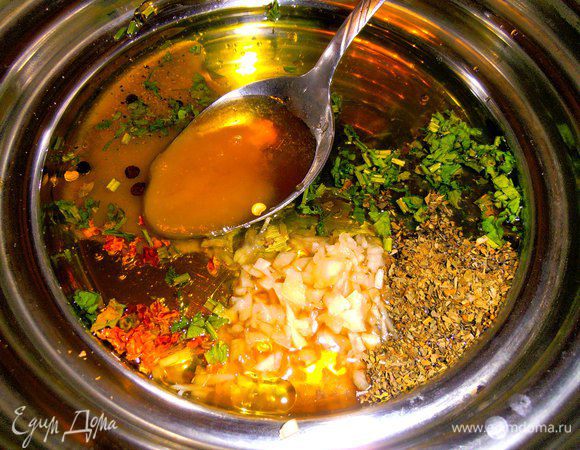 Вливаем уксус (у меня яблочный) и масло.