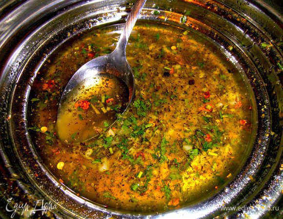 Тщательно перемешиваем до растворения меда. Если мед очень густой - можно растопить его заранее.