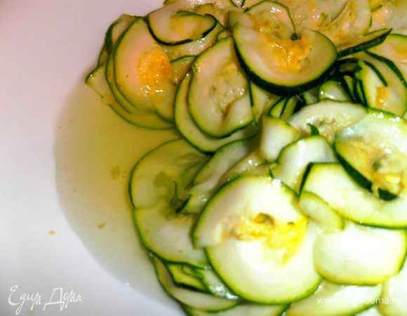Цукини успели сильно отдать сок,который надо весь слить и даже слегка отжать цуккини (так требуется в рецепте!)