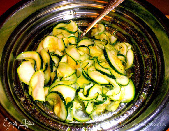 Отправляем овощи в маринад и перемешиваем!