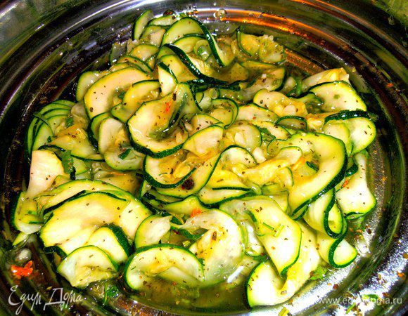 Если готовите вечером, то убираем наше блюдо на ночь в холодильник,а если днём, то часов на 5-6, но желательно пару раз перемешать!