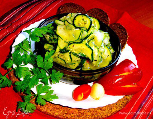 Цукини пропитались маринадом,стали нежненькие и приятные на вкус,но ещё раз повторюсь,что соли после слива жидкости почти не чувствуется,но мне лично её и не надо!