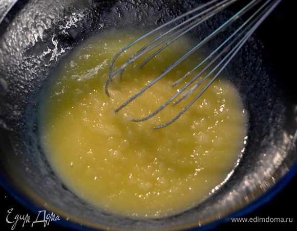 Разогреть духовку до 180 гр. Смазать форму слив.маслом.
В кастрюльке растопить слив.масло. Снять с огня, добавить сахар, ванилин, соль.