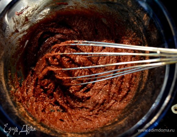 Затем какао добавим и перемешаем,красный краситель,уксус. Отдельно перемешаем яйца и добавим в общую смесь.
У меня красителя в процессе готовки выяснилось меньше нормы осталось, поэтому я в тесто добавляла сок свеклы.