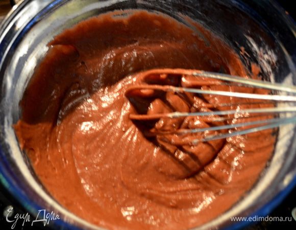 В смесь добавим муку, орехи и перемешаем все хорошенько. Выльем в приготовленную форму половину, вторую половину отставим в сторону.