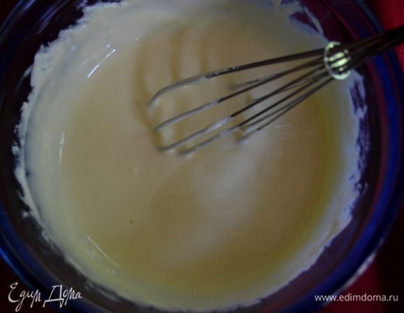 Займемся прослойкой.
Сливочный сыр смешать с сахаром, яйцом и ванилью.Так чтоб не было комочков.