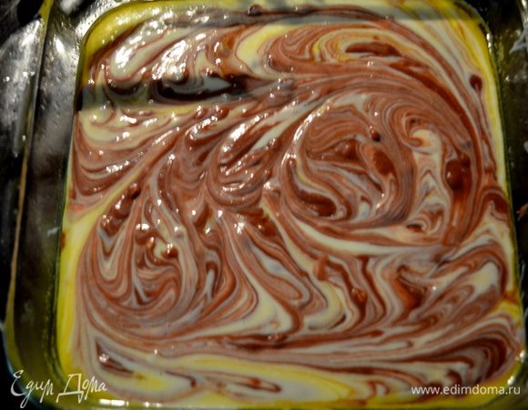 Выльем поверх теста прослойку из сливочного сыра.Сверху выложим отстатки теста. И ножом кругами разрисуем как нам нравится.Если используете сок свеклы, то лучше в этом пункте добавить 2-3 ст.л.