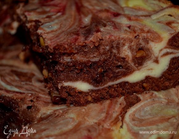 Поставим в разогретую духовку и готовим примерно 30 мин. Достанем из духовки и дадим полностью остыть и лишь тогда разрезаем на порционные кусочки.