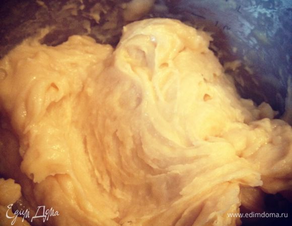 Делаем заварное тесто. Воду доводим до кипения, добавляем масло. Когда масло растворится потихоньку всыпаем муку и постоянно мешаем, добавляем сахар, соль. Снимаем смесь с огня и когда она остынет (где-то до 80 градусов) добавляем по 1 яйца. 