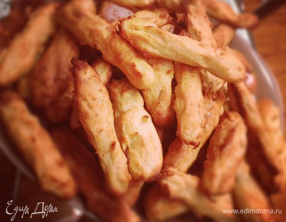 Выкладываем тесто на противень и выпекаем пальчики при 180 градусах до румяного состояния, 30-35 минут. 