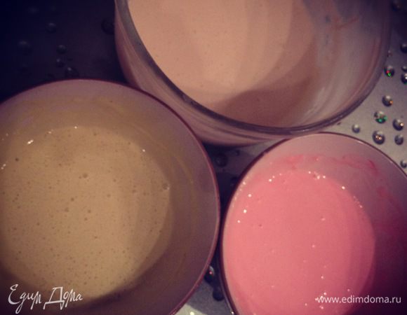 Для крема взбить творожный сыр со сгущённым молоком ( я добавила ещё и сметану,но можно и без неё). Затем по вкусу всыпаем сахарную пудру. Добавляем щепотку ванилина. У меня давно залежались красители, так что решила пристроить их в этом рецепте) 