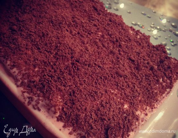 Итак, формируем тортик) Обмакиваем пальчики в крем определённого цвета и когда слой завершён поливаем его оставшейся массой. Затем следующий цвет и.т.д. Сверху торт обильно покрыть кремом и посыпать шоколадом)