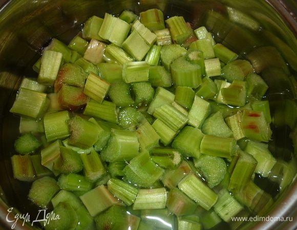 нарезать на кусочки ок 1 см, залить половиной стакана воды, засыпать сахар. поставить на огонь