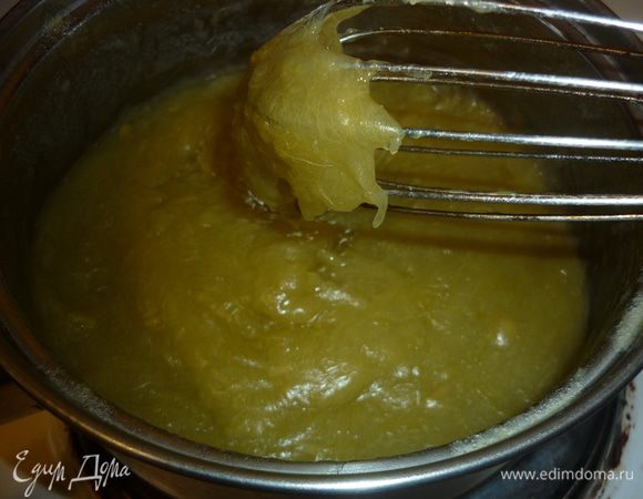 при постоянном помешивании в массу добавить ванильный сахар и разведенный крахмал. получится очень густой кисель. это начинка. ее можно хранить в холодильнике несколько дней