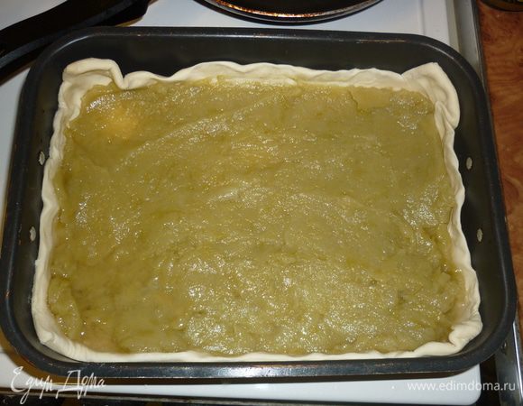 тесто разморозить. 1 пласт раскатать скалкой (я растягиваю руками) по размеру формы + 3 см на бортики с каждой сторны. у меня форма 20х30 см. постелить тесто в форму , наколоть слегка вилкой, на тесто выложить начинку