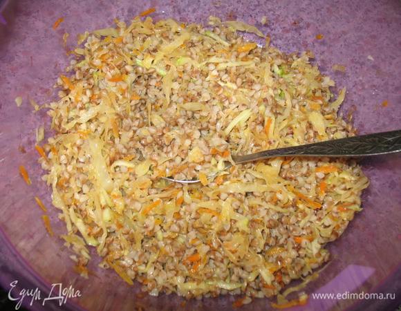 Готовим фарш. Гречку и овощи, тщательно перемешиваем, добавляем  яйцо,кориандр, молотый черный перец, тертый чеснок.
 ваши любимые специи
