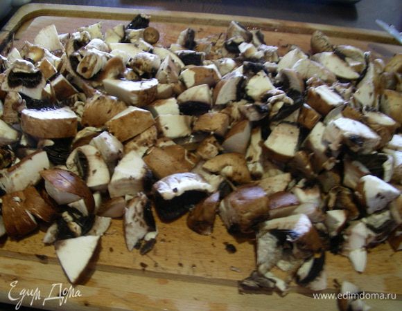 Грибы режем средними кусочками. Автор иx добавляет сырыми, а я решила немного обжарить.