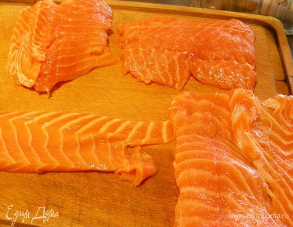 Рыбу нарезаем порционными кусками. Они должны быть довольно тонкими, лучше прямоугольной или квадратной формы, чтобы их было удобно сложить пополам.
