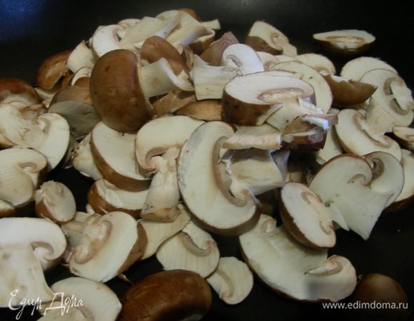 Грибы нарезаем ломтиками. В оригинале их так и кладут сырыми, а я решила их немного обжарить (масла на добавляла, проготовила их на сухой сковороде минут 5). 