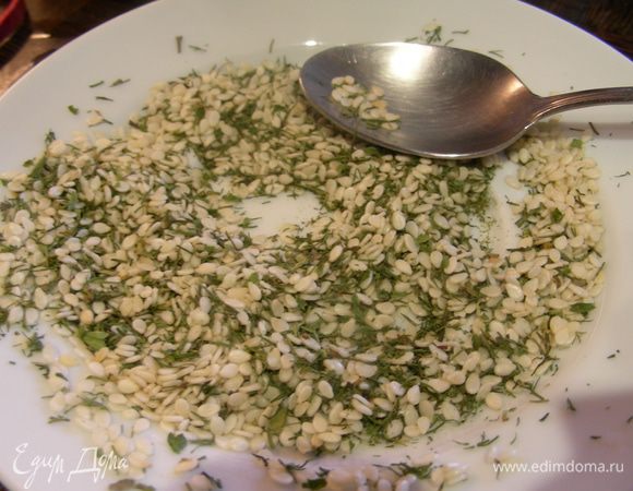 Смешиваем специи для рыбы, укроп и кунжут.

