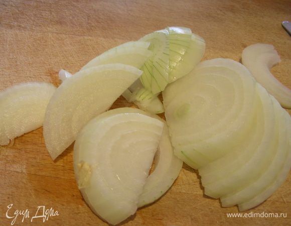 Лук режем полукольцами и обжариваем на небольшом количестве растительного масла минут 5.
