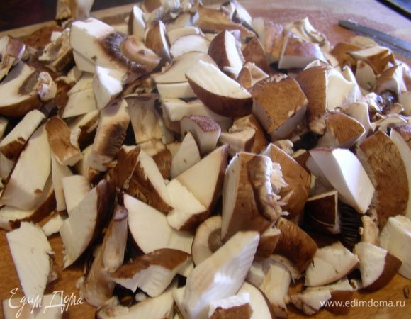 Грибы режем ломтиками и тоже обжариваем минут 7