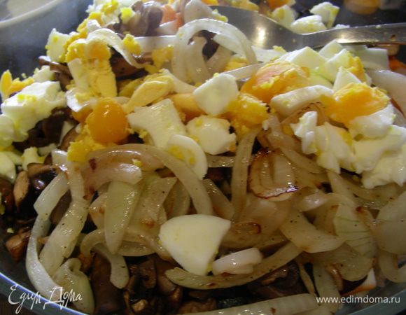 В салатнице смешиваем рис, лук, грибы, крабовые палочки, яйца и зелень. Солим, перчим по вкусу. Заправляем майонезом или йогуртовой заправкой. Хорошо бы салатик отправить минут на 30 в холодильник, чтобы он пропитался. 
