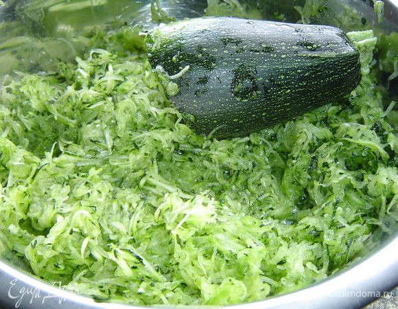 Цуккини натираем на терке, солим и хорошенько отжимаем.