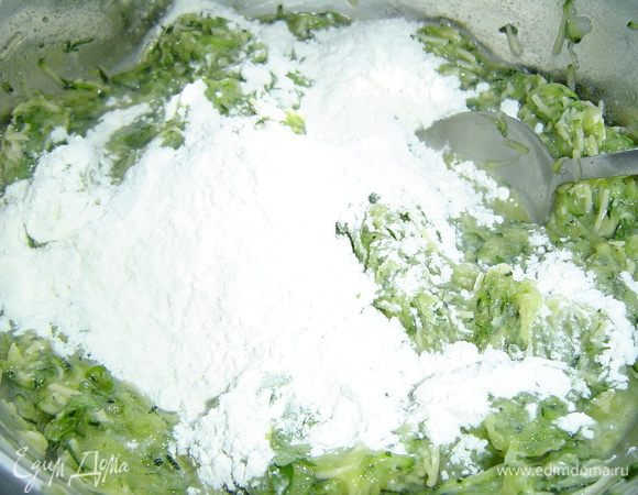 в конце добавляем муку и тщательно перемешиваем, получаем кабачковое тесто, как для оладей.