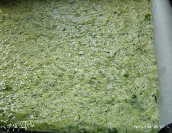 На противень кладем пергаментную бумагу, смазываем сливочным маслом, а на нее вкладываем  тесто и выпекаем при температуре 180 гр. 15-20 минут.