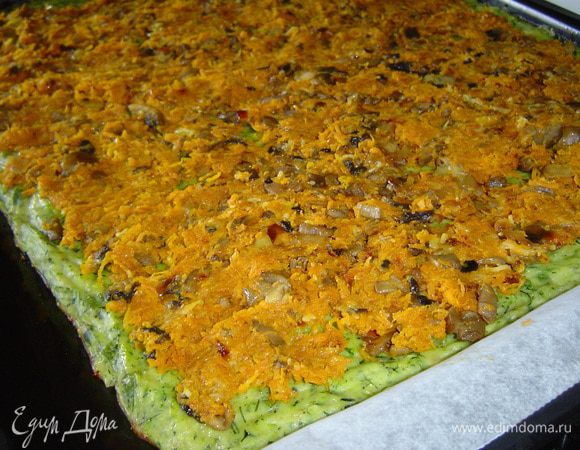 На горячий кабачковый корж наносим равномерно начинку и с помощью пергаментной бумаги сворачиваем рулет,