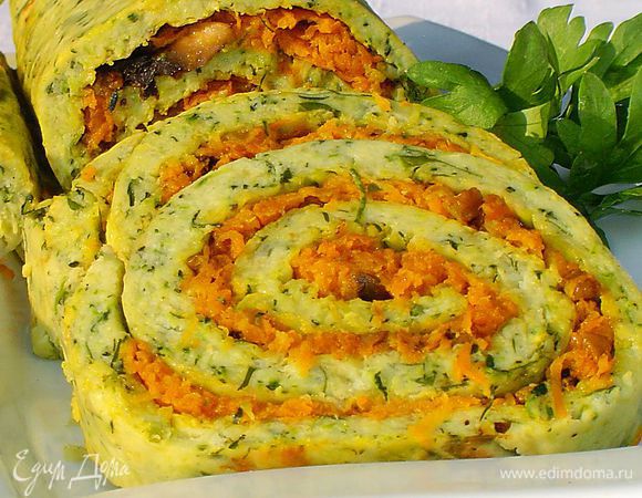 Даем рулету полностью остыть, затем нарезаем вдоль.
Приятного аппетита!