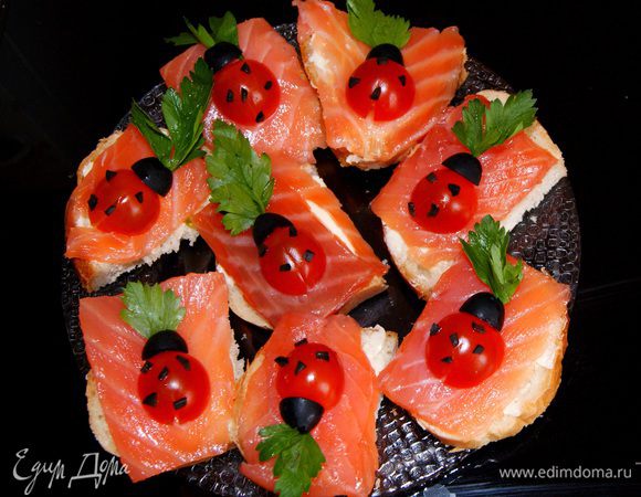 1. Отделить красную рыбу от костей и кожицы, нарезать тонкими ломтиками.


