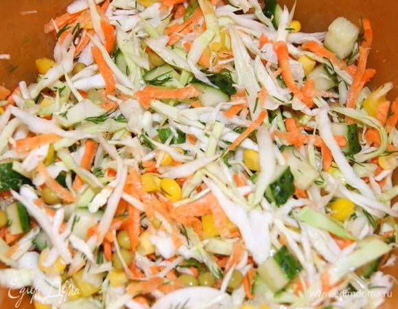 Нашинковать капусту,огурцы и перец нарезать кубиками,добавить горошек с кукурузой и мелко рубленную зелень.Заправить соевым соусом и оливковым маслом. 