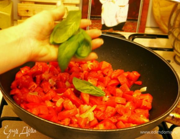 Помидоры порезать на мелкие кусочки. Нашинковать лук и обжарить его на оливковом масле 2-3 минуты. Добавить помидоры, базилик, посолить и тушить под крышкой около 20 минут или, пока они не превратятся в густой соус.
