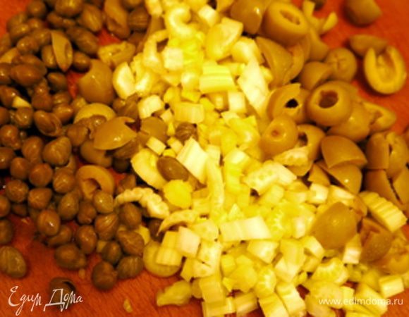 Оливки порубить, порубить стебель сельдерея (лучше использовать его центральную часть). Ополоснуть под струёй воды 2-3 ст.ложки каперсов, чтобы смыть соль.