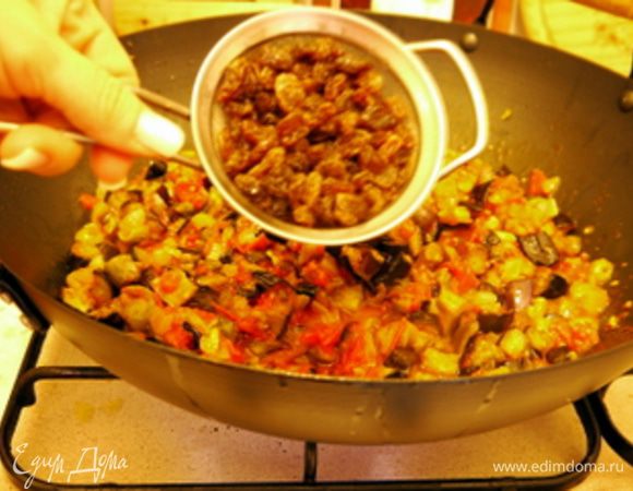 Обжарить пару минут на оливковом масле оливки, сельдерей, каперсы. Добавить полученный томатный соус и баклажаны. Перемешать, потушить пару минут всё вместе.

Добавить изюм. Влить уксус и всыпать столовую ложку сахара. Потушить ещё 3 минуты.
Подавать блюдо холодным с белым хлебом.