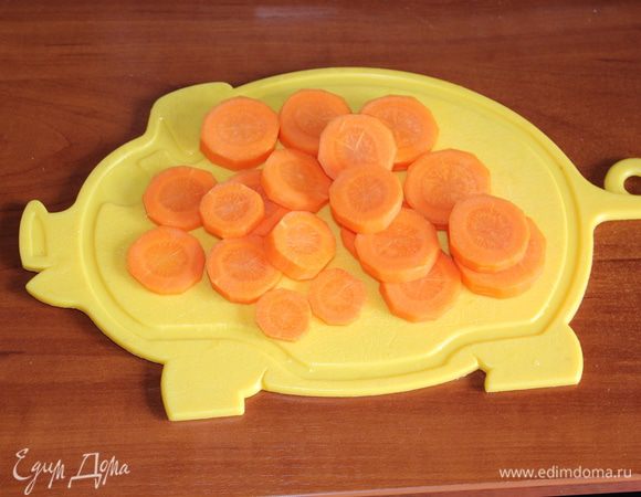 Морковь помыть, почистить, порезать кружочками.