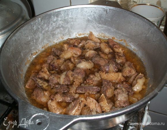 Берем казан или утятницу или сотейник с толстым дном. Ставим на огонь и разогреваем растительное масло. Мясо режим небольшими кусочками и обжариваем в масле, отключаем газ и закладываем овощи.
Можно сделать и другим способом: казан обмазать жиром, или кто любит пожирней - дно выложить жиром или салом.  Выкладываем сырое мясо, а затем овощи.