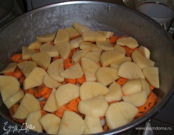 Картофоель, который можно порезать и на дольки, и крупной соломкой. Чеснок  зубчиками.