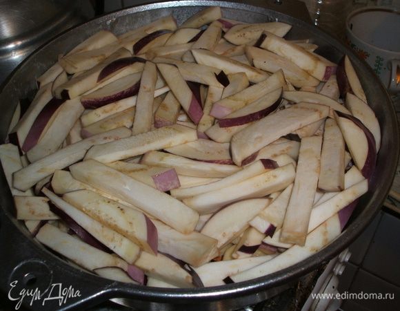 Баклажаны, порезанные крупной соломкой. Если берёте длинные баклажаны, можно порезать брусочками.