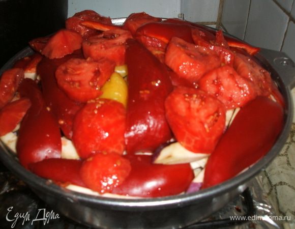 Сверху помидоры. Все слои можно пересыпать специями, немного подсаливая, а  можно соль добавить в конце укладки. Накрываем крышкой и на огонь (средний). Как услышите, что закипает, убавить на медленный. И пусть томится. Можно поставить и в духовку, это будет ещё лучше, т.к. посуда будет равномерно прогреваться.
А ещё лучше это готовить на костре, блюдо приобретает непередаваемый запах от дымка и от овощей. Пальчики оближешь.