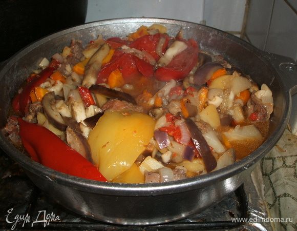 Минут через 30-40 проверьте как у вас дела в казане. Если  мясо жарили, то ориентируйтесь по моркови, А если сырое мясо клали, то по мясу! 
Время зависит от степени готовность продуктов.  Может доходить и до 1 часа. Не пугайтесь, в это время можно заняться приготовлением десерта или просто отдохнуть на диване.   