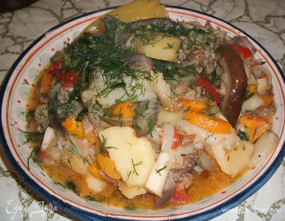 По истечении времени, когда все готово, вы выкладываете всю эту красоту и вкусноту на блюда, посыпаете мелко рубленной зеленью и зовете всех к столу!!! Приятного аппетита!!!!