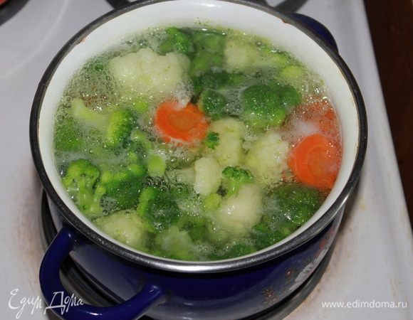  Брокколи и цветную капусту разделить на соцветия. Овощи отварить в подсоленной воде до полуготовности. 