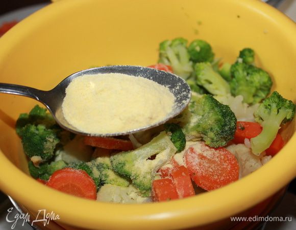 Слить воду, откинуть овощи в дуршлаг, добавить кукурузную муку.  