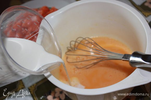 В отдельной чаше взбить венчиком яйца. Добавить сливки, тертый сыр, посолить по вкусу.