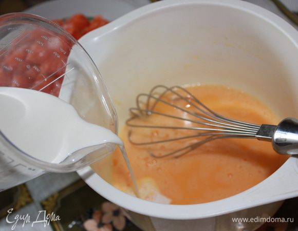 В отдельной чаше взбить венчиком яйца. Добавить сливки, тертый сыр, посолить по вкусу.