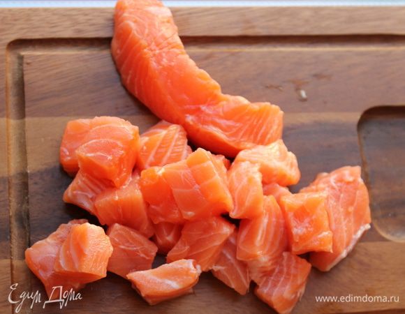 Филе рыбы промыть под проточной водой, насухо вытереть полотенцем, порезать на небольшие квадратики. 