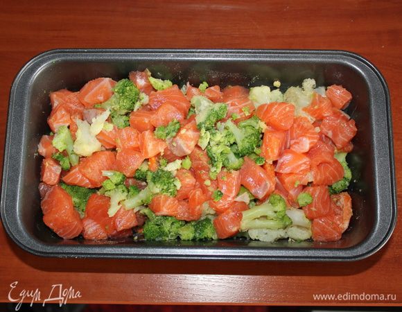 Форму смазать сливочным маслом, слегка присыпать полентой. Уложить брокколи, цветную капусту, морковь, форель. Сверху залить яично-сливочной смесью. Поставить в заранее разогретую до 200 градусов духовку на 35-45 минут. Время будет зависеть от используемой формы. У меня в глубокой, прямоугольной форме омлет выпекался 45 минут. Верхушка омлета должна схватиться золотистой корочкой, значит омлет готов. Фриттату подавать горячей с соусом "Неаполетана" с томатами черри и базиликом.